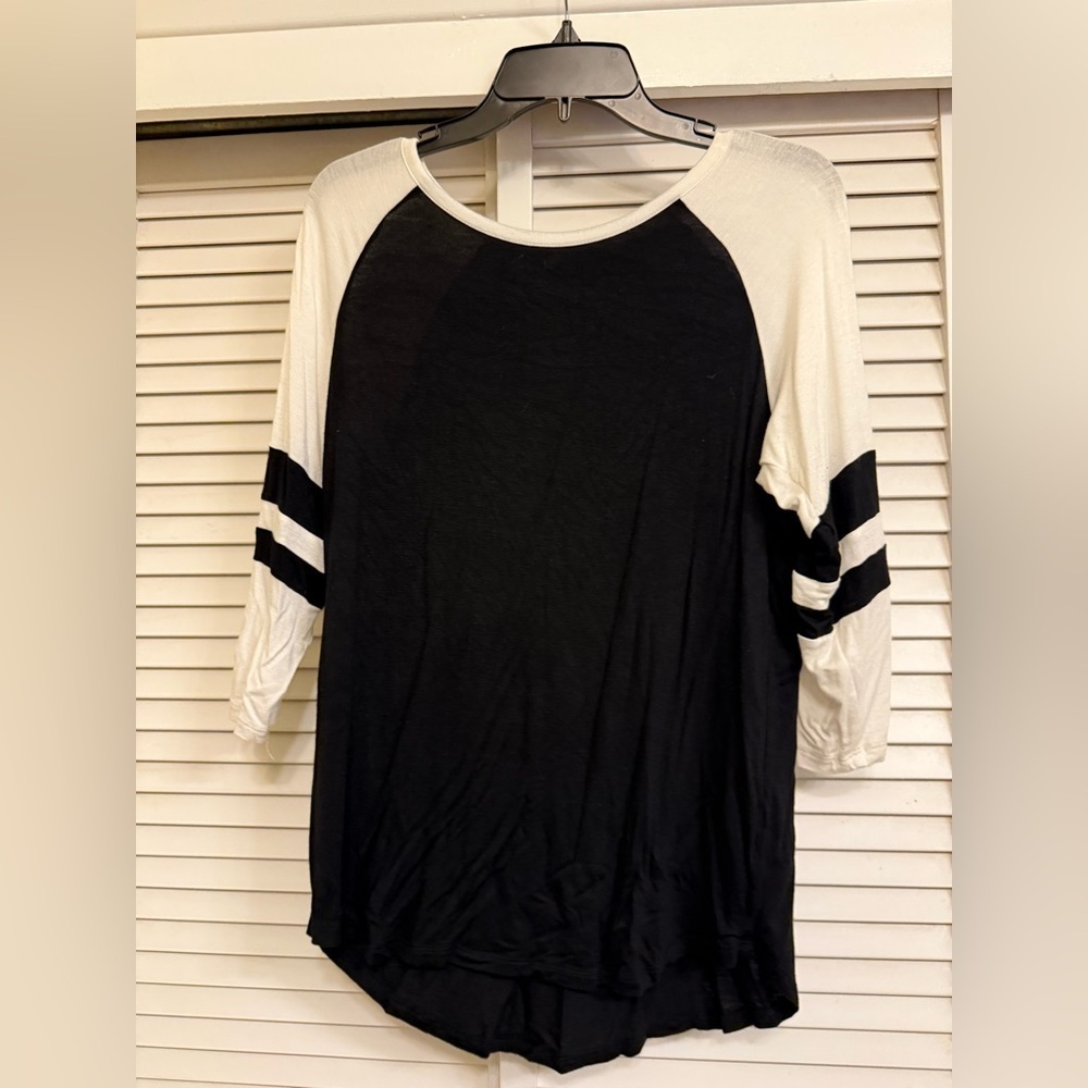 Black and White Women's XL Occasion Top Scoop neck baseball style